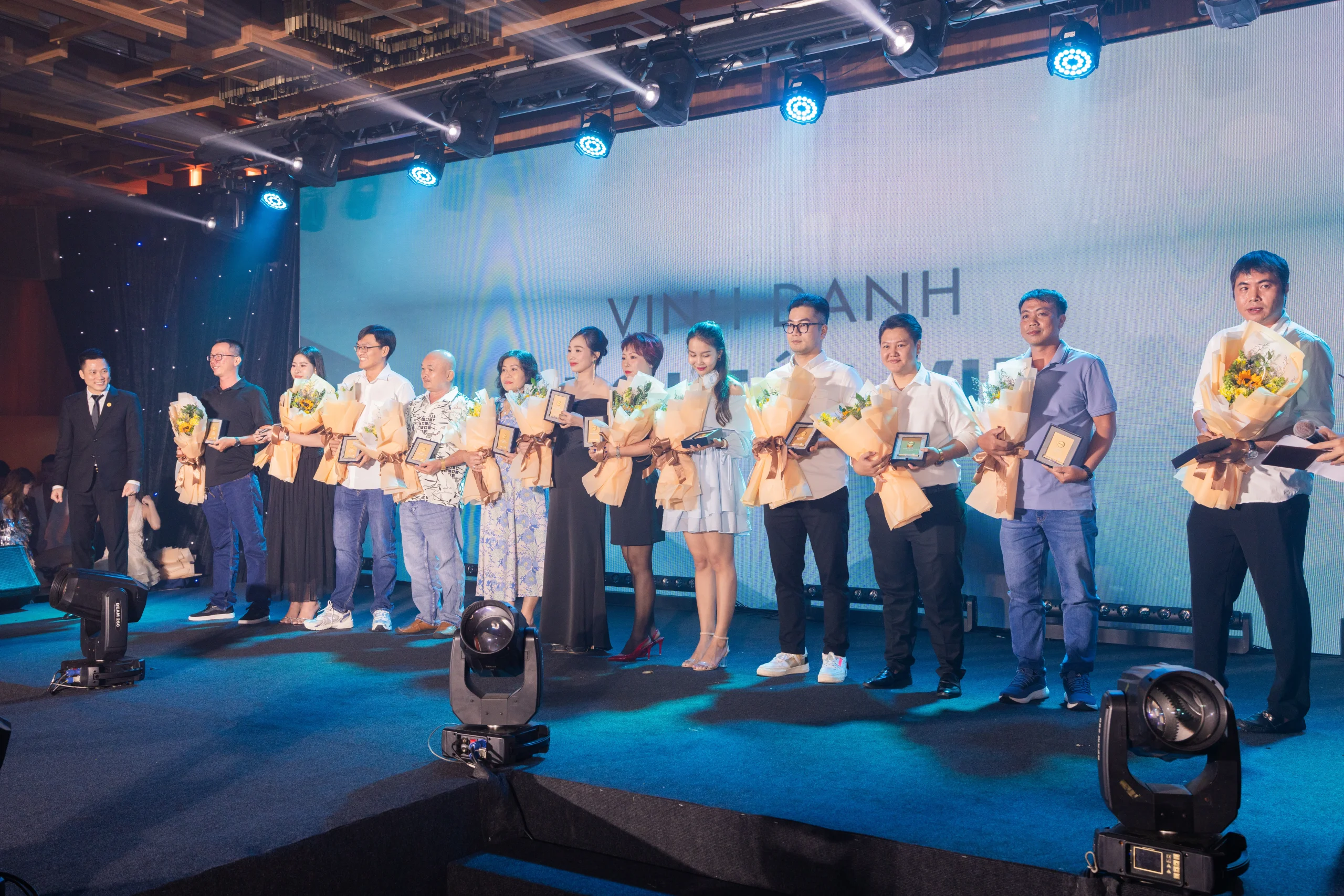 Recap Year End Party 2024 &#8211; Happy Corp: Connect to Shine